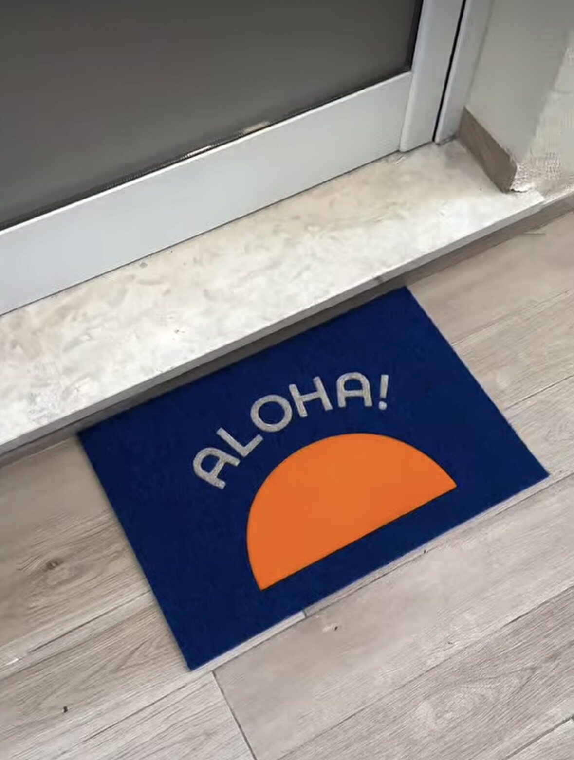 Zerbino Aloha con sole arancione all’ingresso